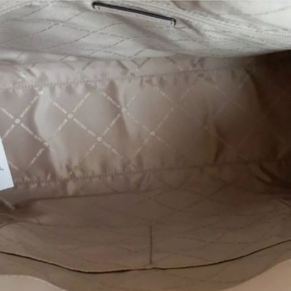 Pursed - Picture 4 of 5